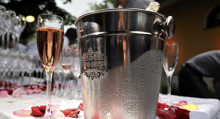 Торжественный фуршет для 300 гостей: шампанское Абрау-Дюрсо