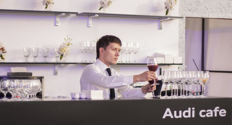VIP фуршет для 1000 гостей на открытии Арены Audi Quatro: барная стойка