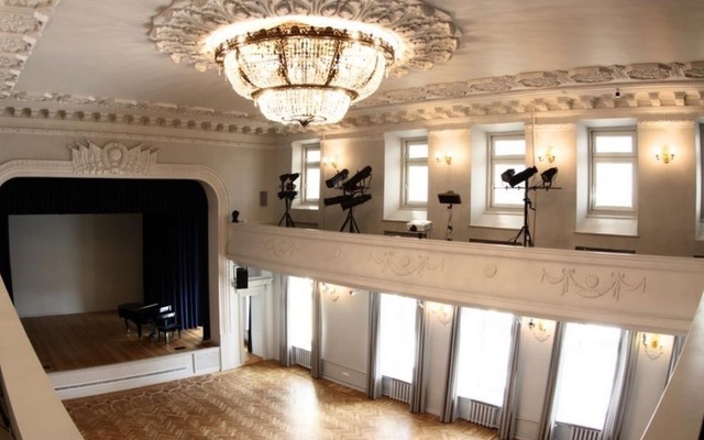 Особняк на Волхонке: зал имеет оборудование для проведения конференций, презентаций, киносеансов, музыкальных вечеров